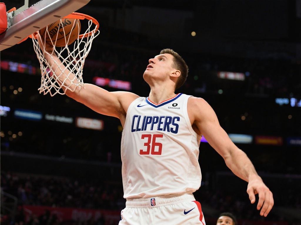 快船队员身穿祖巴茨主题T恤入场，齐心为队友助威